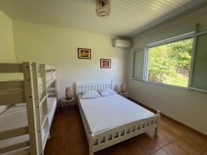 Ένα ή περισσότερα κρεβάτια σε δωμάτιο στο Villa le Rocher - Sea View - Le Diamant +12 φωτογραφίες