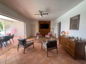 Μια τηλεόραση ή/και κέντρο ψυχαγωγίας στο Villa le Rocher - Sea View - Le Diamant