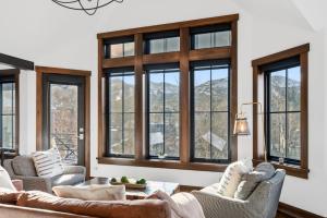 布雷肯里奇Aurum Condo - 1 BR with Mtn Views, Steps from Main St的带沙发和窗户的客厅