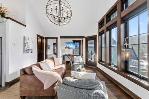 布雷肯里奇Aurum Condo - 1 BR with Mtn Views, Steps from Main St的客厅配有两张沙发和一个吊灯。 更多15张照片