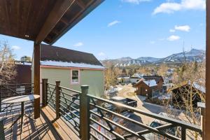 布雷肯里奇Aurum Condo - 1 BR with Mtn Views, Steps from Main St的从房子的阳台看到的景色