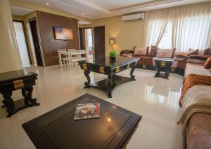 非斯Prestigia Fes Luxury Apartments的客厅里有一张沙发和一张桌子。