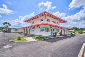 Un estacionamiento vacío frente a un edificio en Domaine du lac bleu, en Saint-Laurent-du-Maroni