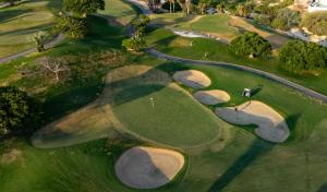 Γήπεδο γκολφ σε αυτό το διαμέρισμα ή στη γύρω περιοχή