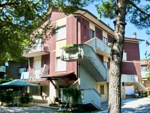 Budova, kde se aparthotel nachází + 13 fotografií