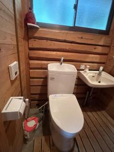 une salle de bains avec toilettes et lavabo dans l'établissement Sky Lodge Gingamura - Vacation STAY 84333v, à Shironita