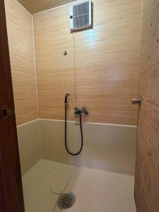 une salle de bain avec baignoire et douche dans l'établissement Sky Lodge Gingamura - Vacation STAY 84333v, à Shironita