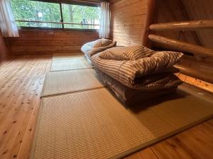 - une chambre avec 2 lits dans une cabine avec une fenêtre dans l'établissement Sky Lodge Gingamura - Vacation STAY 84333v, à Shironita