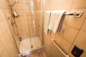 Koupelna v ubytování Haus Brigitte + 20 fotografií