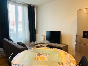 TV a/nebo společenská místnost v ubytování Cosy Immo Key - Chambly Persan Roissy