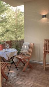 une terrasse avec une table, une chaise, une table, une table et des chaises dans l'établissement Designerwohnung mit malerischer Terrasse - Modern, Gemütlich & Zentral, à Hochheim am Main