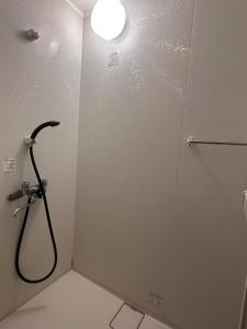 - une cabine de douche dans une salle de bains lumineuse dans l'établissement Sky Lodge Gingamura - Vacation STAY 84483v, à Shironita 4 autres photos