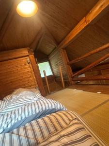 une chambre avec un lit dans un grenier dans l'établissement Sky Lodge Gingamura - Vacation STAY 84483v, à Shironita