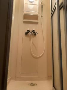 une salle de bain avec un lavabo et un robinet dans l'établissement Sky Lodge Gingamura - Vacation STAY 84488v, à Shironita