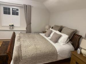 モファットにあるThe Oldest House Located in the heart of Matlockの大きなベッドと窓のある寝室