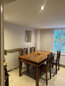 モファットにあるThe Oldest House Located in the heart of Matlockの木製のテーブルと椅子のあるダイニングルーム