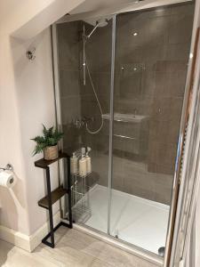 モファットにあるThe Oldest House Located in the heart of Matlockの浴室のガラス扉付きシャワー +20枚の写真
