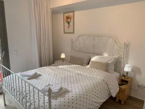 ein Schlafzimmer mit einem weißen Bett mit weißer Bettwäsche und Kissen in der Unterkunft My Seaview home in Athen + 58 Fotos