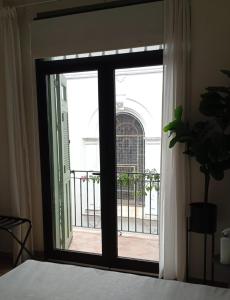 une chambre avec une porte ouverte sur un balcon dans l'établissement Hotel Boutique Casa Marichu con Piscina, Rooftop y Balcón en Casco Viejo, à Panama City