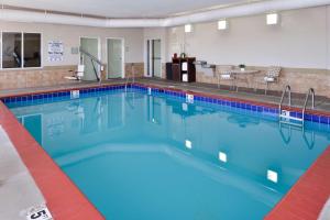 una gran piscina en una habitación de hotel en Best Western Plus Frontier Inn, en Cheyenne