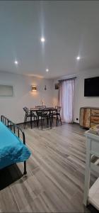 阿特Chez fina的客房设有2张桌子和平面电视。