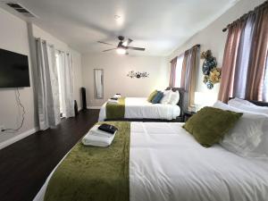 ein Hotelzimmer mit zwei Betten und einem Deckenventilator in der Unterkunft Newly Listed Family Friendly Fontana House in Fontana