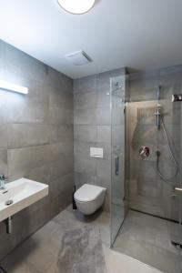 ein Badezimmer mit Dusche, Toilette und Waschbecken in der Unterkunft Apartmán Jizera in Jablonec nad Nisou + 16 Fotos