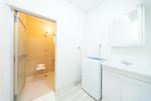 ein Badezimmer mit Dusche, Toilette und Waschbecken in der Unterkunft Yokkaichi - House - Vacation STAY 85333v in Kawashima + 39 Fotos