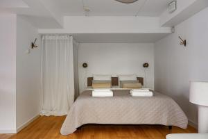 Ένα ή περισσότερα κρεβάτια σε δωμάτιο στο Cozy & Bright Studio Apartment in Lidingö