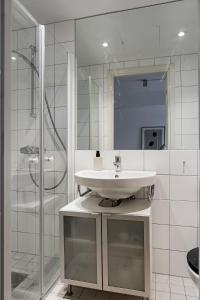 Ένα μπάνιο στο Cozy & Bright Studio Apartment in Lidingö