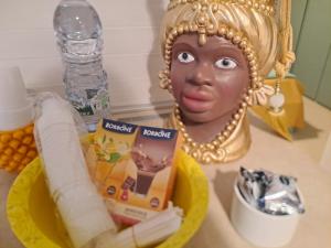 une statue de femme tenant une banane pelée dans l'établissement ORTIGIA LUXURIs DOMUs, à Syracuse