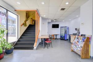 TV a/nebo společenská místnost v ubytování Capital O Travelers Inn Lawton Fort Sill