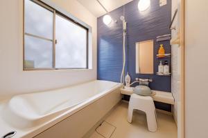 une salle de bains avec baignoire et lavabo dans l'établissement Hachioji - House - Vacation STAY 20638, à Haijima 24 autres photos