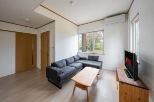 un salon avec un canapé et une télévision dans l'établissement Abutagun - House - Vacation STAY 86202v, à Usu