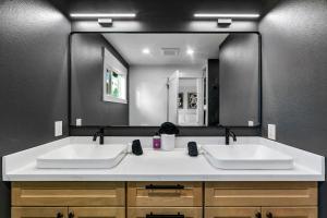 ein Badezimmer mit zwei Waschbecken und einem großen Spiegel in der Unterkunft Sunny 3BR Retreat Near Everett Waterfront in Everett + 17 Fotos