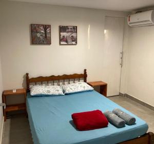 - une chambre avec un lit bleu et 2 oreillers dans l'établissement Porto de Galinhas, Cupe, piscina, mar a 280m, à Porto de Galinhas