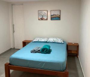 - une chambre dotée d'un lit avec un objet vert dans l'établissement Porto de Galinhas, Cupe, piscina, mar a 280m, à Porto de Galinhas