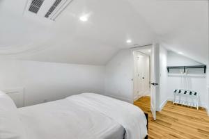 ein Schlafzimmer mit weißen Wänden und einem weißen Bett in der Unterkunft Sunny 3BR Retreat Near Everett Waterfront in Everett