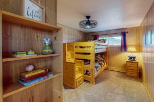 a childs bedroom with a bunk bed and a bunk bed at Rainbow Riverhouse in South Fork