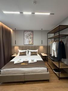 クルヤにあるHotel Castle Viewの大きなベッドと洋服ラックのある寝室