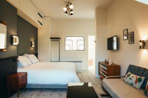 a bedroom with a bed and a couch at La Villa Maurice in Brussels