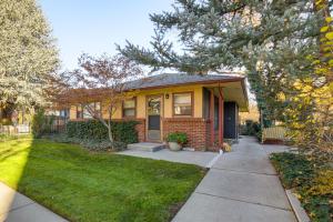 une petite maison jaune avec un trottoir devant elle dans l'établissement Couples Getaway in North End Boise - Walk to Dtwn, à Boise