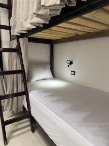 Ένα ή περισσότερα κρεβάτια σε δωμάτιο στο The KMT Collection Hotel