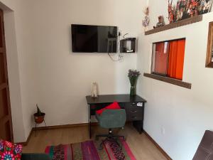 Μια τηλεόραση ή/και κέντρο ψυχαγωγίας στο Charming Family Apartment 3 Minutes from Main Square +4 φωτογραφίες