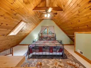 - une chambre avec un lit au plafond en bois dans l'établissement 1 bedroom with a loft and hot tub cabin 45 minutes to Asheville, à Marion