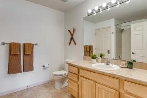 Koupelna v ubytování Walkable Condo 5 Mi to Winter Park Resort! + 18 fotografií