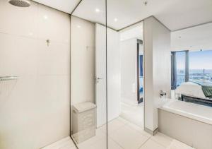 Ένα μπάνιο στο Luxury 2BR Sky Suite City Views & Prime Location +37 φωτογραφίες