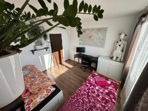 Postel nebo postele na pokoji v ubytování Private rooms, stunning city views, top-floor with balcony, bathtub, Internet, coffee