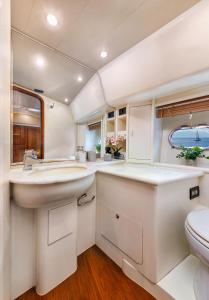 un bagno bianco con lavandino e WC di DS MAI Sailing ad Atene