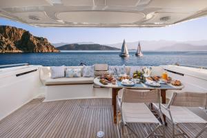 un tavolo su una barca con cibo sul ponte di DS MAI Sailing ad Atene